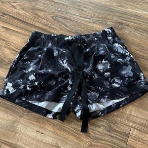Lululemon shorts size 6